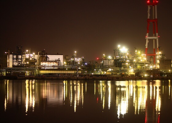 工場がおりなす夜景工場観光サービス