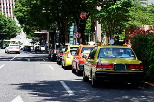 停車しているタクシー